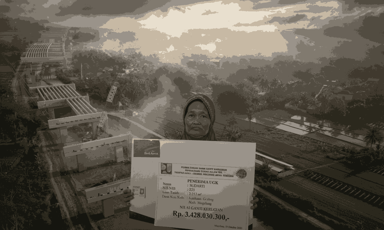 Ibu Sudarti menerima uang ganti rugi Tol Jogja–Bawen di Balai Desa Banyusari