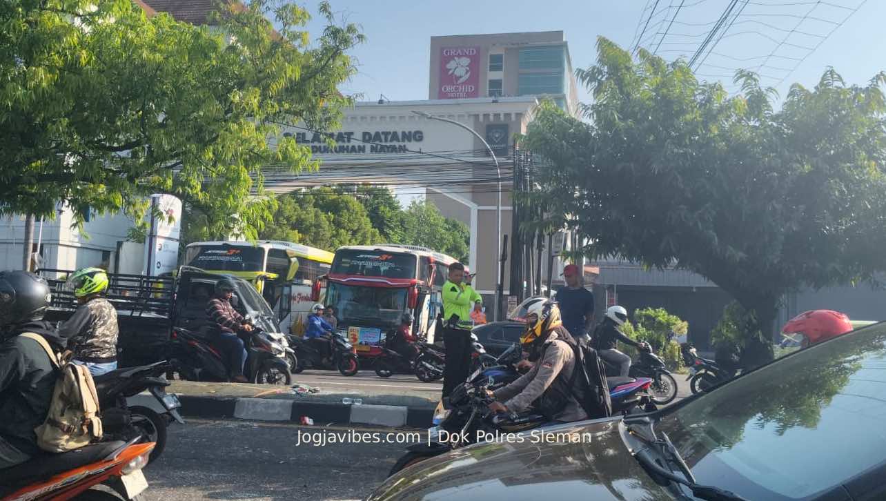 Gagal Menyalip di Maguwoharjo, Pengendara Vario Terjatuh dan Picu Tabrakan Enam Kendaraan
