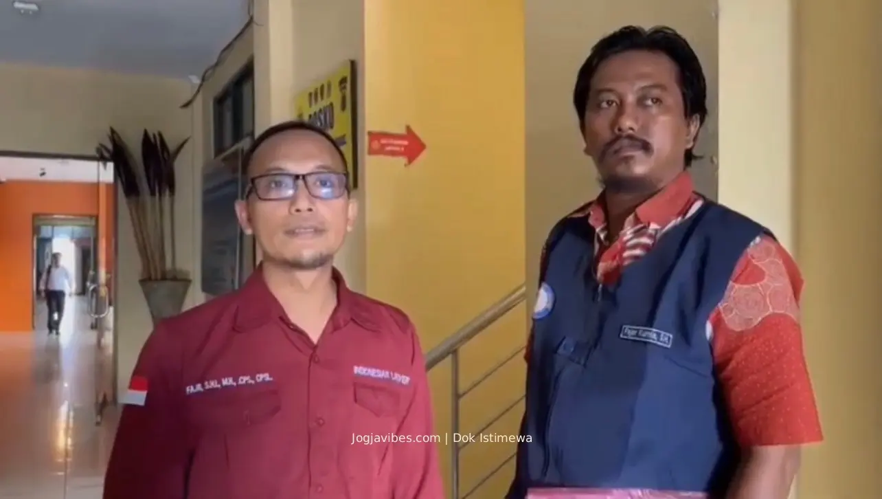 Kuasa hukum Muhammad Nafada saat menunjukkan berkas somasi kasus jual beli tanah kapling bermasalah