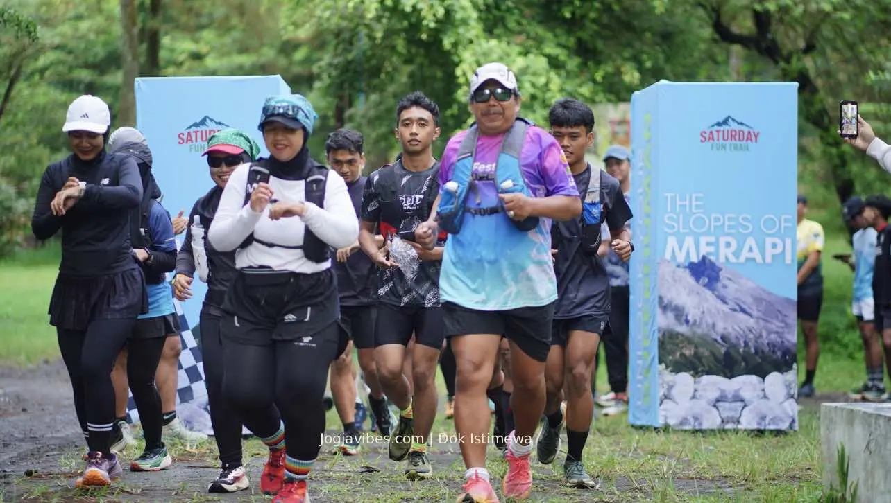 Pelari melintasi rute tanah di event Merapi Ultra Clave Jogja dengan 100 persen jalur trail murni tanpa aspal