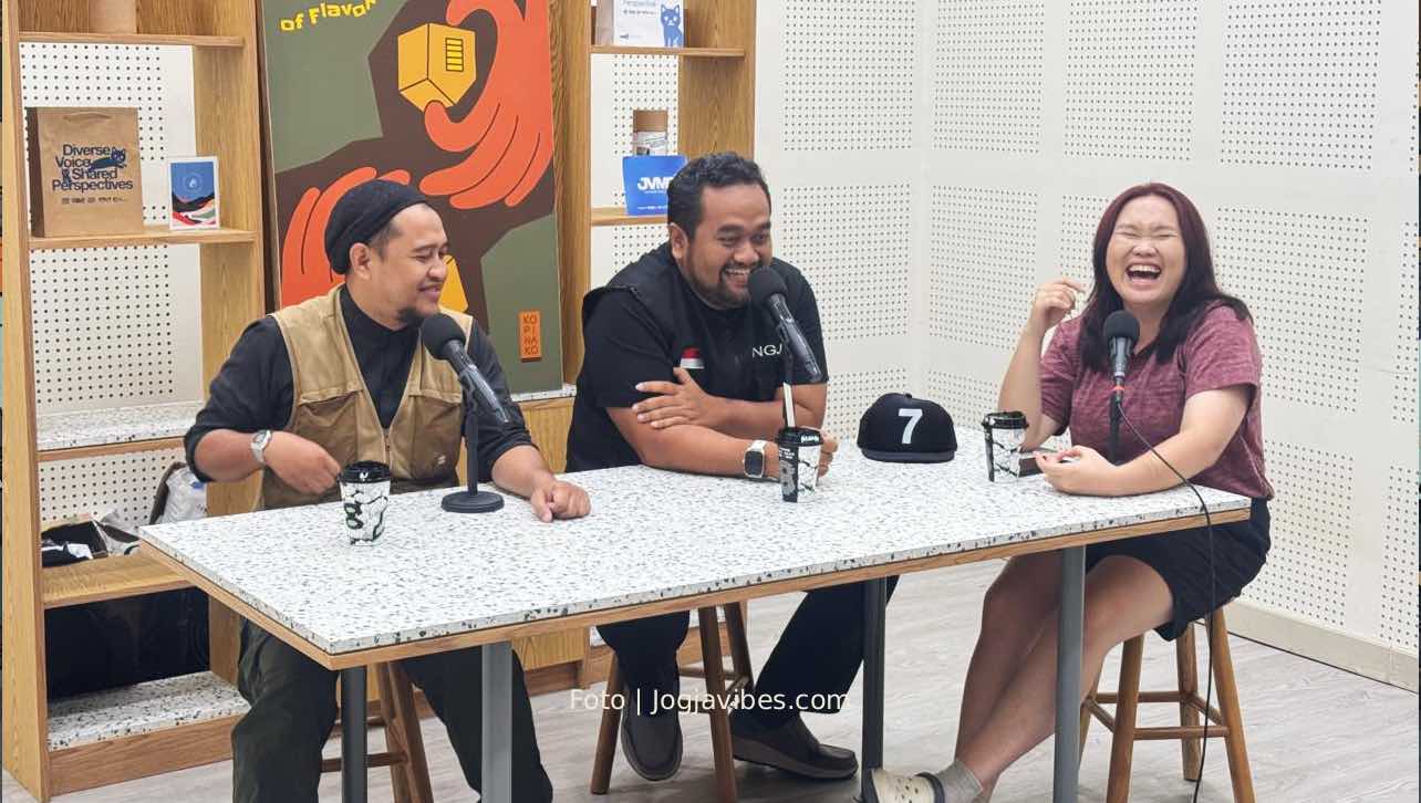 Suasana rekaman podcast Community Talk JVMG Network membahas gerakan Nasi Gratis Jogja di Kopi Nako
