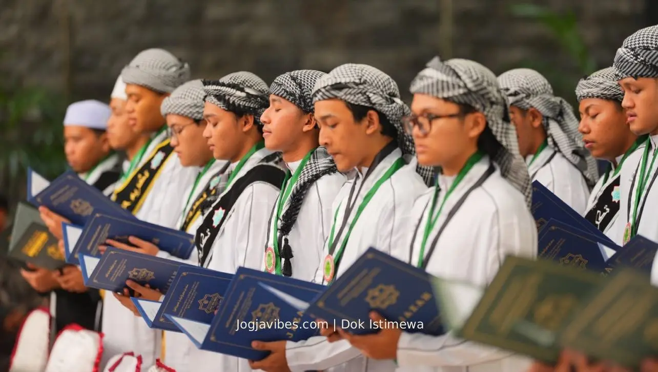 Suasana prosesi wisuda santri PPTQ Ibnu Abbas Klaten 2026 yang dihadiri tokoh masyarakat dan wali murid.