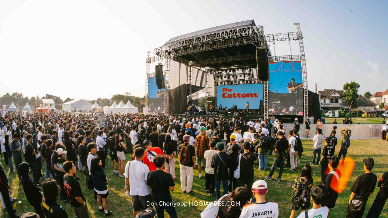 Penonton festival musik Cherrypop di Candi Prambanan