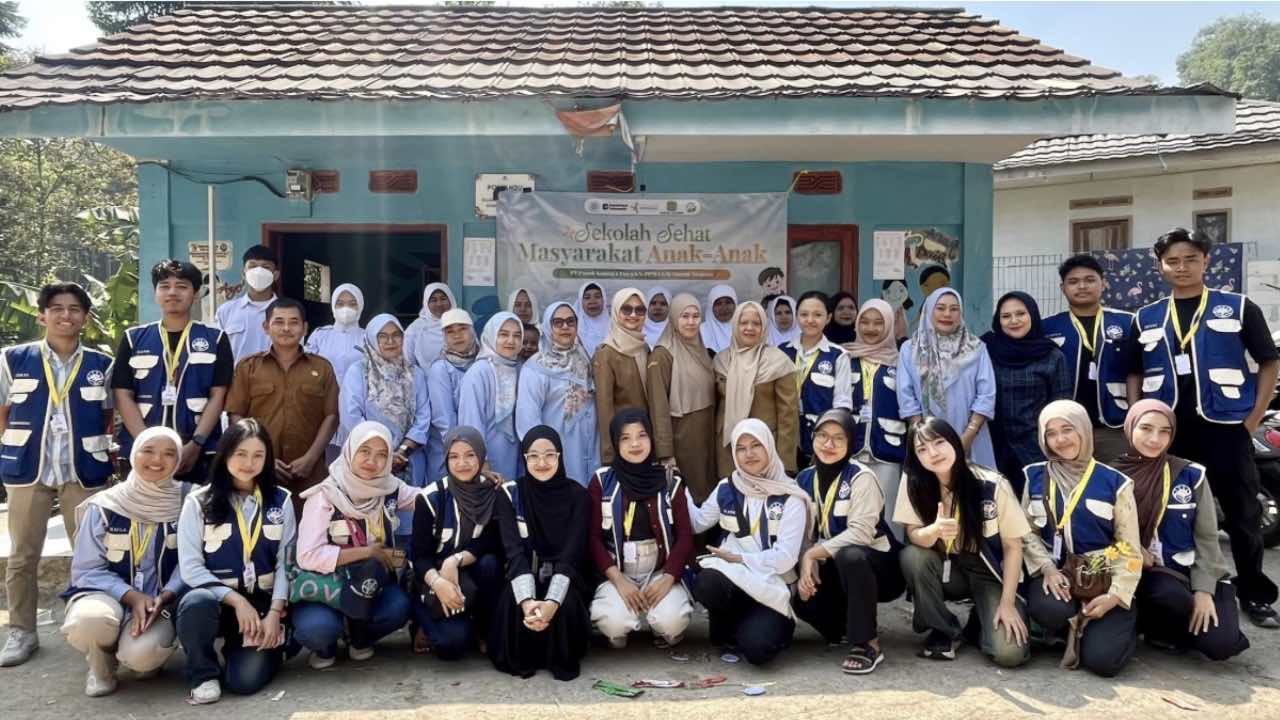 Tim KKN UGM di Banjaran berfoto bersama warga dan perangkat desa saat pembukaan Sekolah Sehat Masyarakat