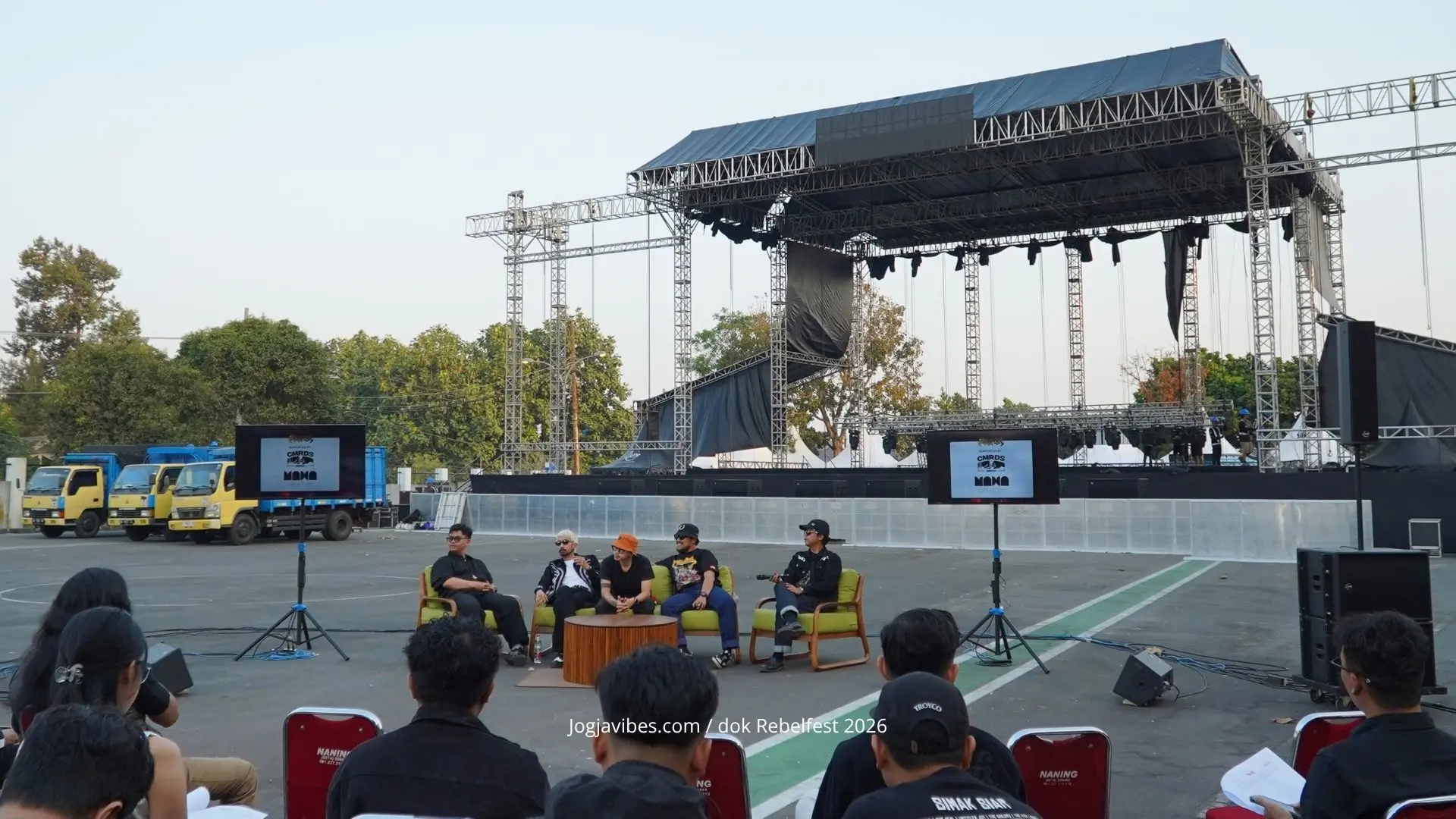Suasana panggung YK Rebelfest Vol 3 saat penampilan Rebellion Rose di Stadion Maguwoharjo Yogyakarta