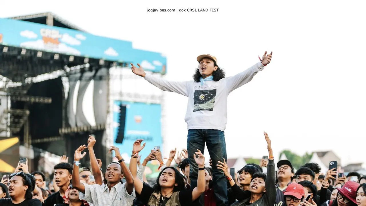 Panggung megah dan kemeriahan penonton pada acara festival musik CRSL Land Fest Jogja di Stadion Maguwoharjo.