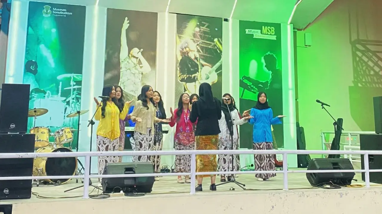 Foto siswa SMA Negeri 7 Yogyakarta saat tampil dalam Musik Sonobudoyo.