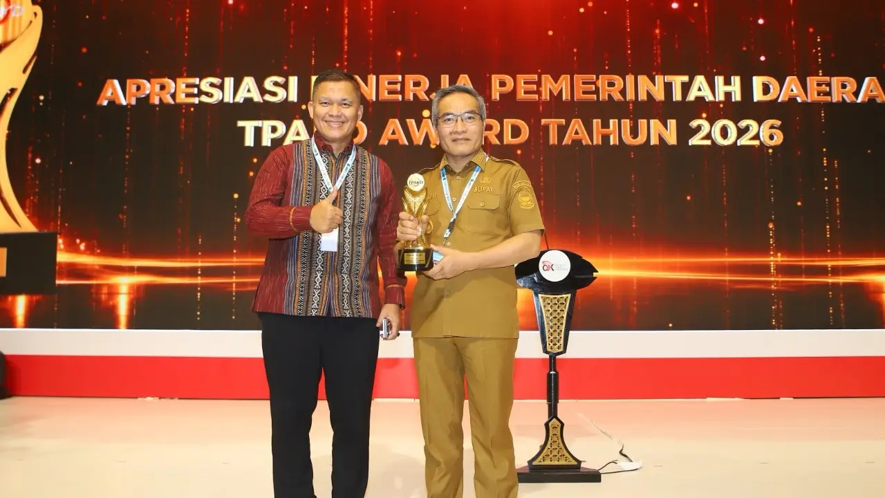 Momen Kepala OJK DIY Eko Yunianto dan perwakilan daerah saat menerima apresiasi akses keuangan inklusif