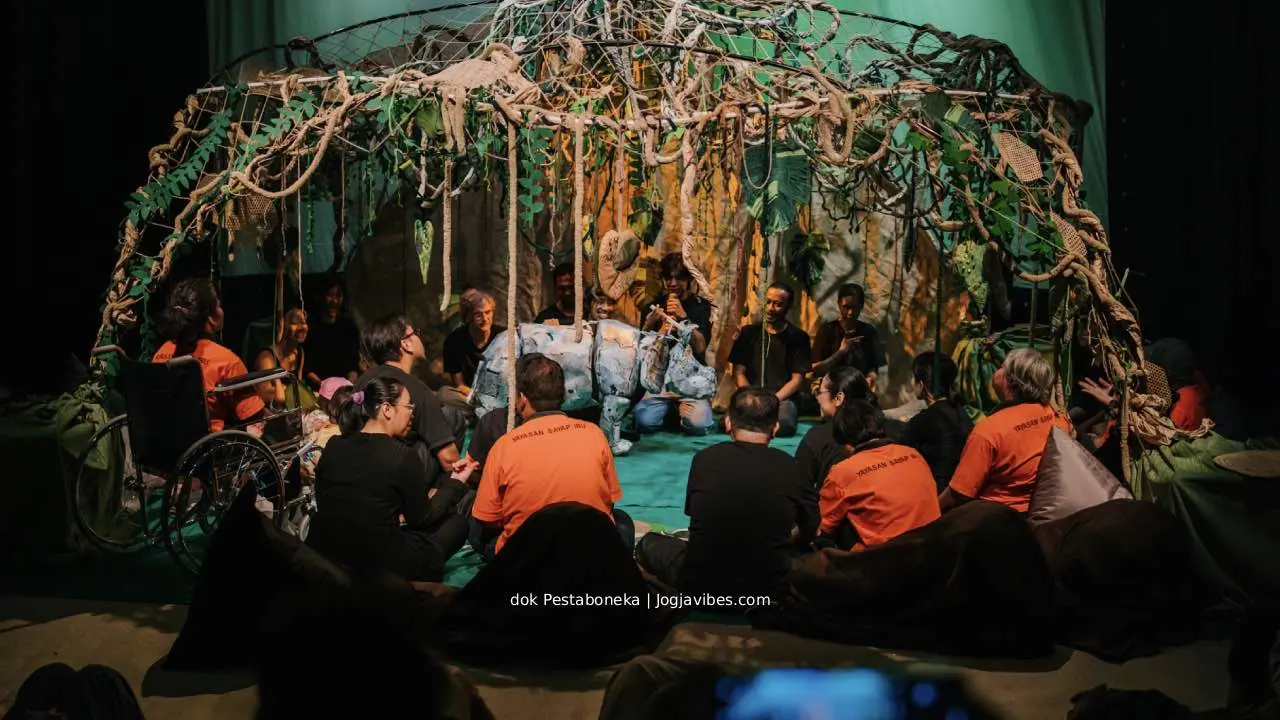 Suasana pertunjukan teater boneka Papermoon Puppet Theatre di acara Pesta Boneka Yogyakarta 2026 bersama ratusan seniman dunia