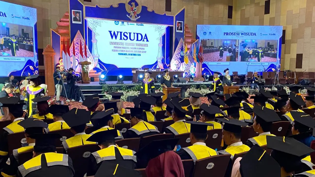 Suasana prosesi Wisuda UT Yogyakarta Periode II Tahun 2026 yang diikuti 1.635 lulusan di The Alana Hotel Sleman.